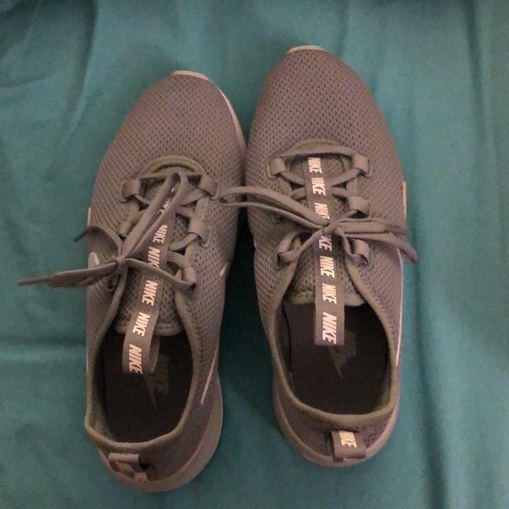 Woman’s Nike Ashin modern sneakers